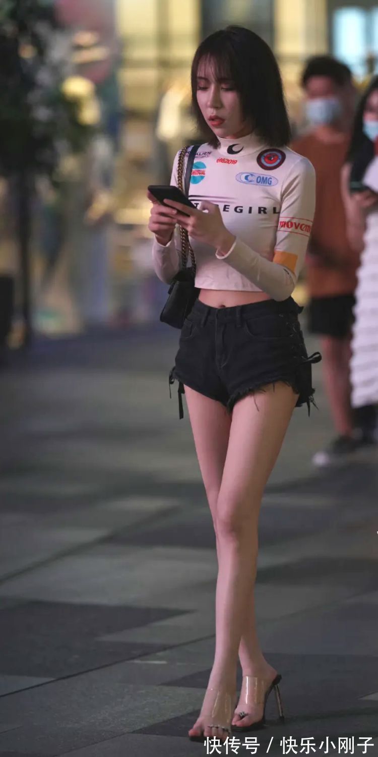 高跟凉鞋 牛仔短裤搭配长袖衫高跟鞋,秀出身材苗条腿!