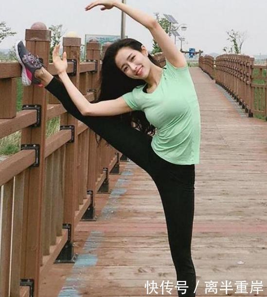 街拍打底裤小姐姐的搭配更加时尚，彰显简约优雅气质