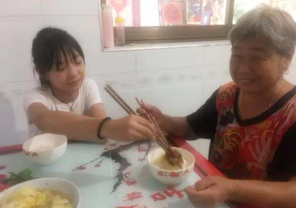 嫌弃|“不吃娃的剩饭，宝妈被老人数落”惹争议，孩子的剩饭，你吃吗？