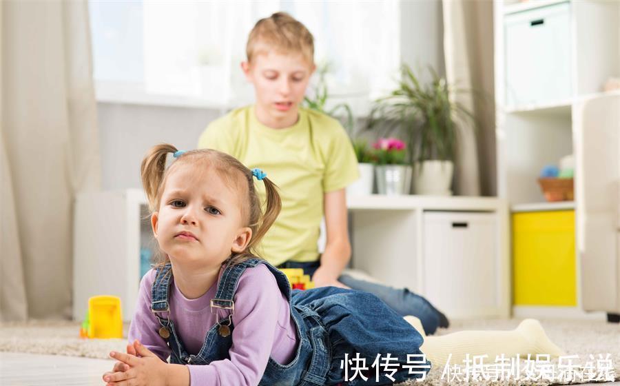 伤害|孩子摔倒,父母要不要不理会?你的行为可能正在伤害他们