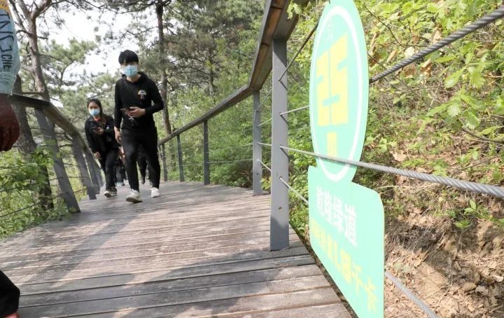 天际|山间梨花陆续开 乾隆绿道待客来