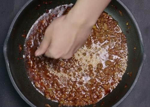  想吃香辣牛肉酱不用买，在家教你轻松做，烹饪简单，美味又解馋