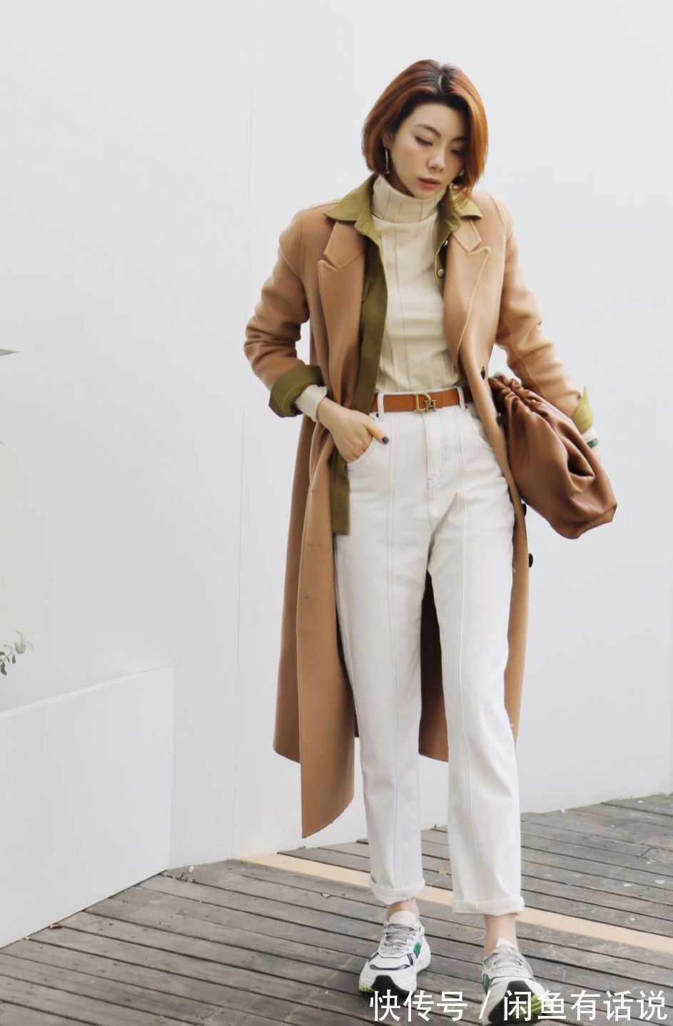白裤子 不管是穿大衣还是羽绒服,今年流行搭配“白裤子”,时髦又高级感