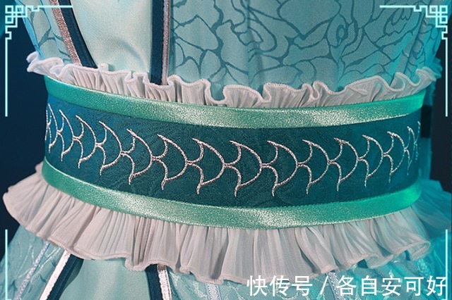 小姐姐COS|斗罗小姐姐COS宁荣荣,衣服成功抢镜,蕾丝花边和白丝绝了!