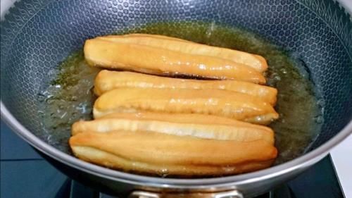 炸油条时,切记“1忌2放”窍门,出锅比手臂还粗,10小时不回软!