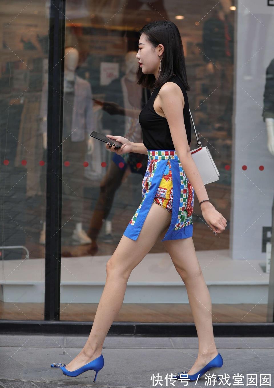 打底衫|街拍：小姐姐另类民族风短裙配黑色打底衫，开叉的设计靓丽又抢眼