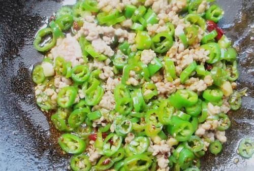 猪肉|它是天然的“血管清洁工”,每天炒一盘,软化血管,身体变好了