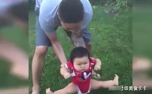 宝宝|1岁萌娃逛公园,爸爸想把他放草坪上,接下来宝宝的举动笑翻妈妈
