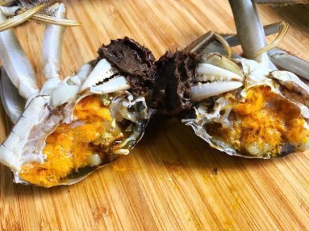 便宜|老爷爷沿街卖“红绳蟹”,15元一只,都怕被坑,切开后却尬住了