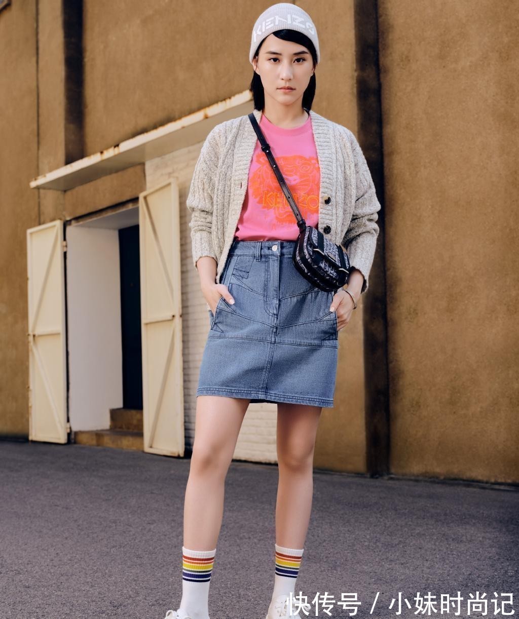 小背心 何超莲气质成熟了不少,毛衣外面套小背心,高腰长裙配得好高级