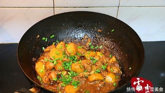 土豆别再炒丝了,像我这样烧,味道比鸡肉好!