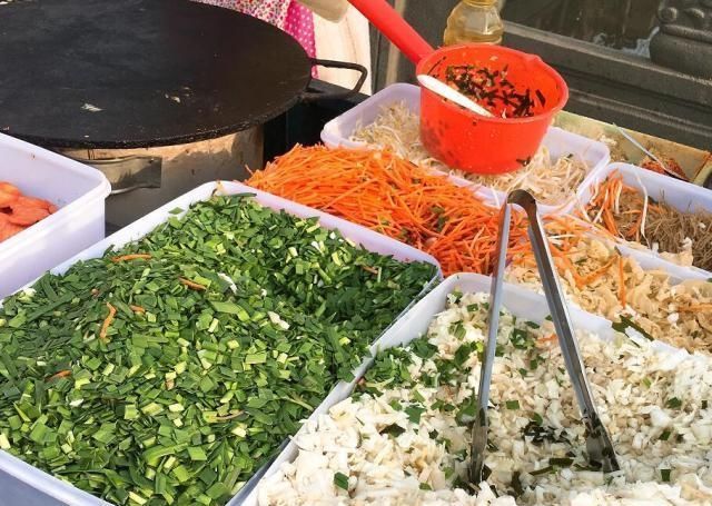 徐州|大妈摆摊做菜煎饼,一出摊就被人围住,七元一张三十种蔬菜随便卷