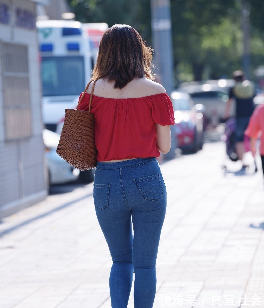 女生 气质女生的初夏牛仔裤穿搭，清爽靓丽，彰显时尚品位！