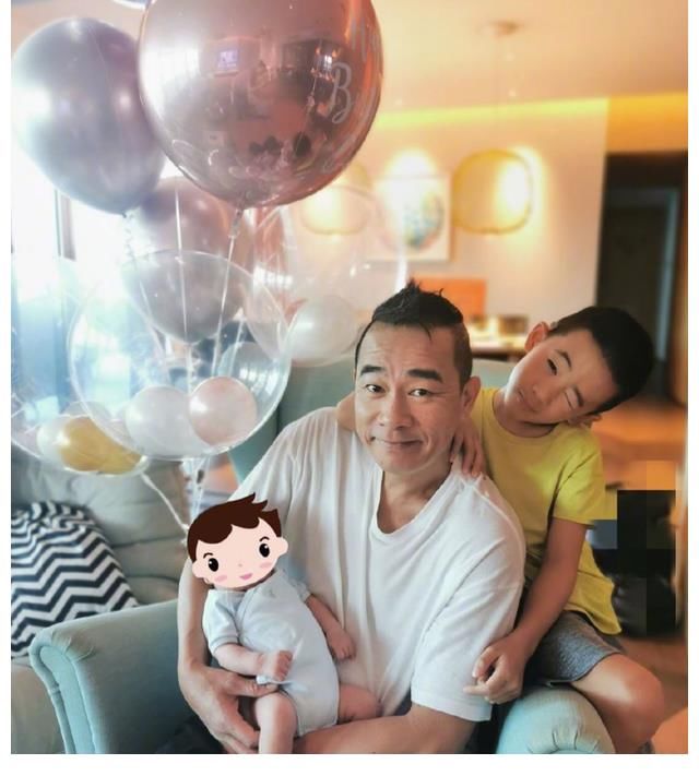 夫妇俩|爱国先锋!陈小春1岁半小儿子正面照曝光,手执国旗开心挥舞狂奔