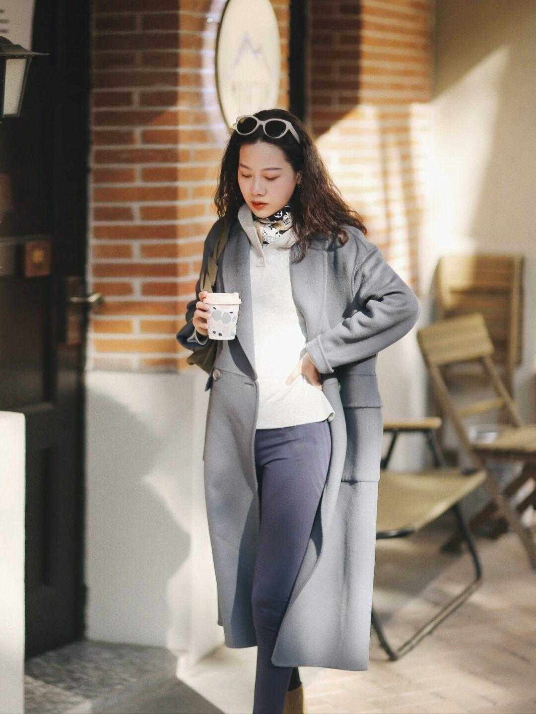 雾霾灰 今年冬天流行穿“雾霾灰”,温柔百搭又显气质,谁穿谁美