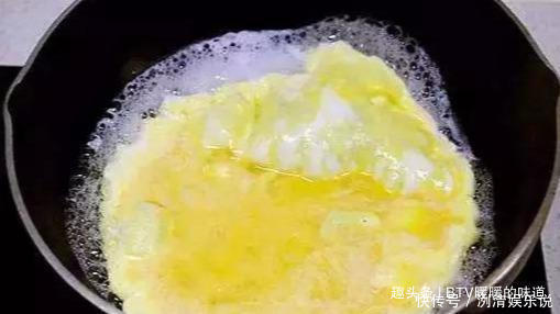炒鸡蛋|炒鸡蛋别用油了,只需3分钟,让鸡蛋更滑嫩还不粘锅