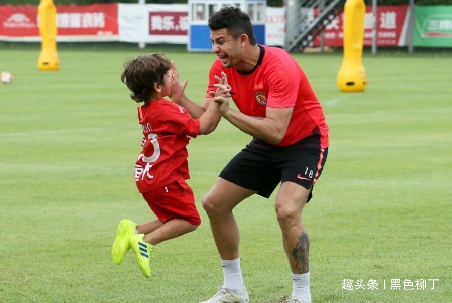 埃神|国足首位无血统归化球员离婚5年未再婚!儿子如今已长大,太帅了