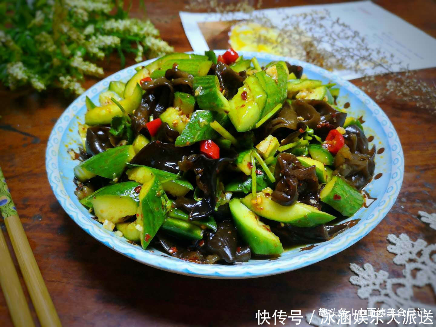 乳瓜拌木耳|夏天不吃这瓜可惜了,清热解暑,和木耳是绝配,比凉拌黄瓜还好吃