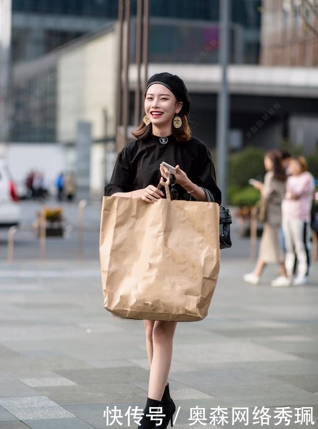 特别|街拍:黑色蕾丝+白色毛衣,美女捂着嘴笑,脚上袜子把小编萌化了
