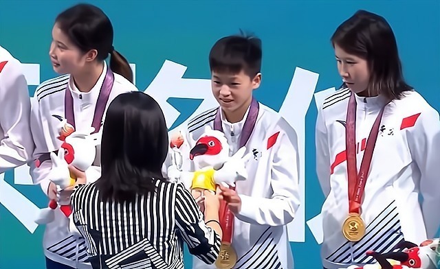 全运会|全红婵耍起小性子!骑着师姐脖子还“打人”?红姐被“教育”了