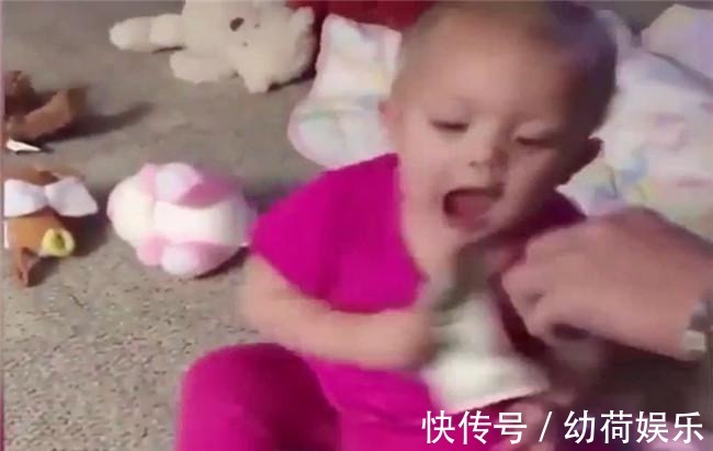 nin爸爸假装要抢女儿手里的钱, 2岁宝宝的反应萌翻了
