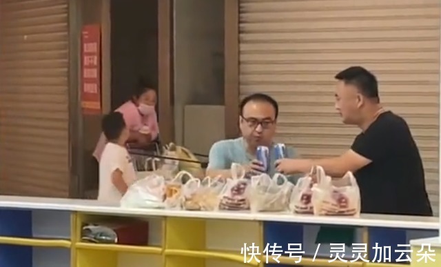 两个爸爸|辽宁俩爸爸带娃出去玩,一旁摆酒菜边喝边聊,网友带娃最高境界!