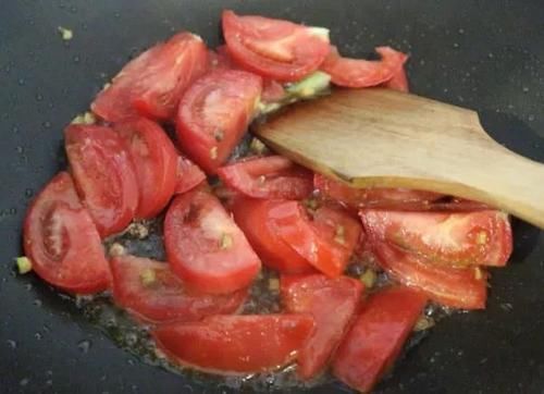 丝瓜炒西红|炒丝瓜加一物,等于“天然泻药”,软化血管不堵塞,小肚子不鼓了