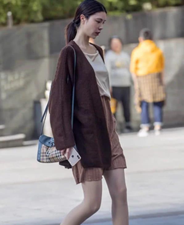 街拍:雪肤花貌的小姐姐,一条浅蓝色的连衣裙,时尚女神气质