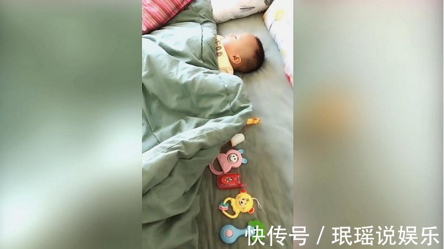 妈妈|宝宝睡觉给妈妈留了位置,妈妈感动,掀开被子一看,网友亲生的