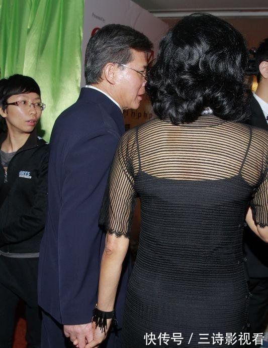 典雅 郭晶晶婆婆被宠成公主,当众高调给老公撒娇,穿纱网旗袍一脸福相