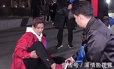 张艺兴|罗志祥不慎摔倒，只有1人蹲下扶他，谁注意到一旁张艺兴的表情？