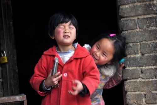 孩子|两个穷人家的“自制书包”扎心了:一个让娃自信,一个让娃自卑