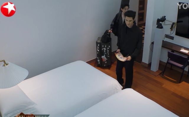 《追光吧2》哥哥待遇差别大,入住不到三星级,还不如旅馆的床