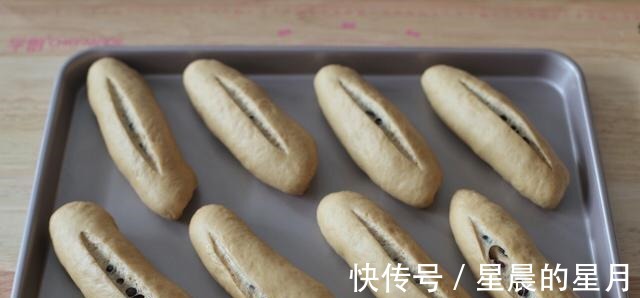 想吃豆沙小餐包不用买，在家就能做，松软可口，学会再也不用买了！