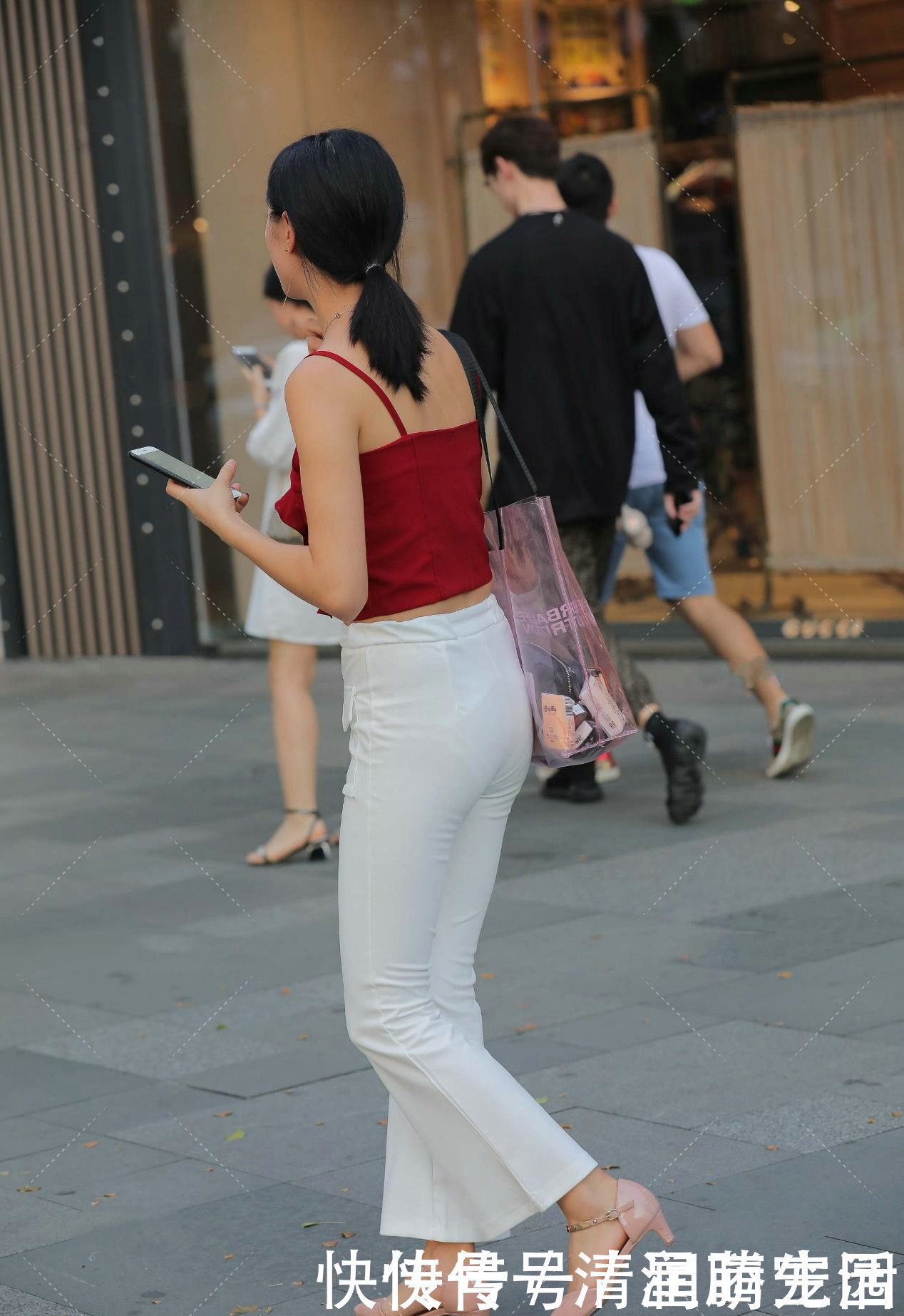 打底裤|街拍喇叭裤加短款背心，红与白的相撞，展现优雅高贵