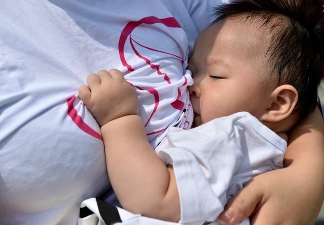 妈妈|三个月大的宝宝边喝母乳，边用手推妈妈，他想表达什么呢