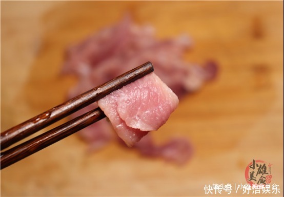 才知道,解冻肉不能先用水泡!教你饭店的诀窍,吃起来和鲜肉一样