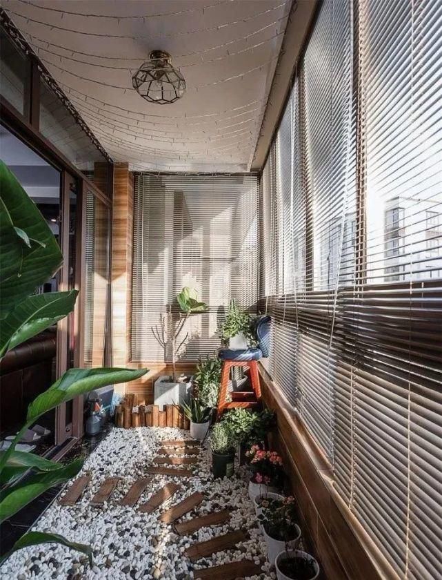 防腐木|越来越多人阳台不铺瓷砖，如今用它来代替，太聪明了