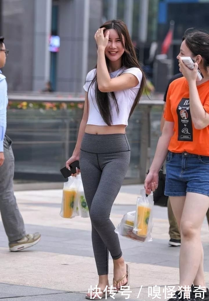 T恤|街拍美女:小姐姐灰色打底裤配紧身T恤,洋溢着完美气质