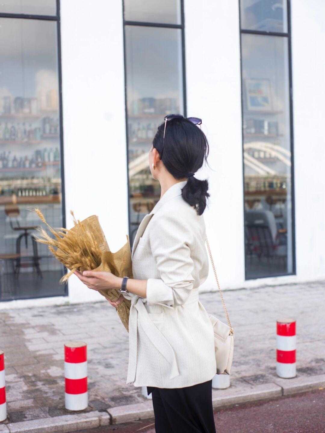 颜色|西服不要光选黑色,其他颜色效果更好,时髦又耐看,还自带气质