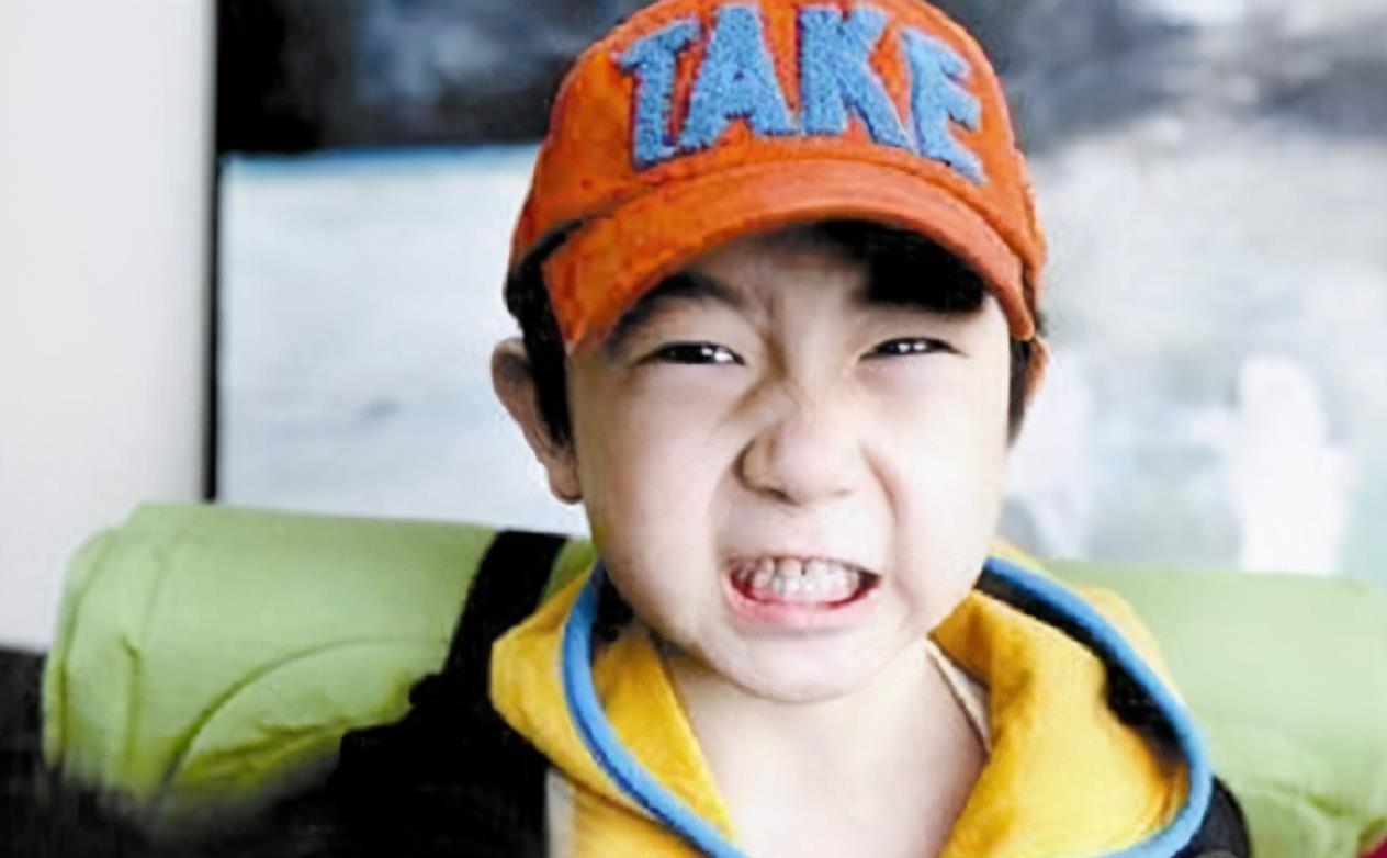 不紧不慢|宝宝“钻碗”火了,妈妈喂饭不紧不慢娃直接啃碗,网友:性子忒急