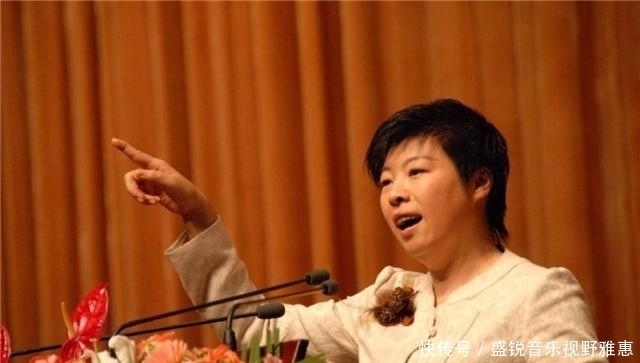 被学生轰下台的于丹,现状如何?跌落神坛的