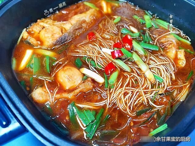 此菜上桌家人夸，三种食材烩一锅，咸鲜味美的下饭菜，又光盘了