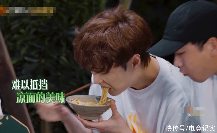 举动|《向往5》嘉宾吃面，张艺兴夹面时的举动，素养高低一望而知