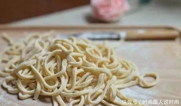  煮面条，开水下锅是错的！白案师傅做好3步，啥面条都爽滑筋道