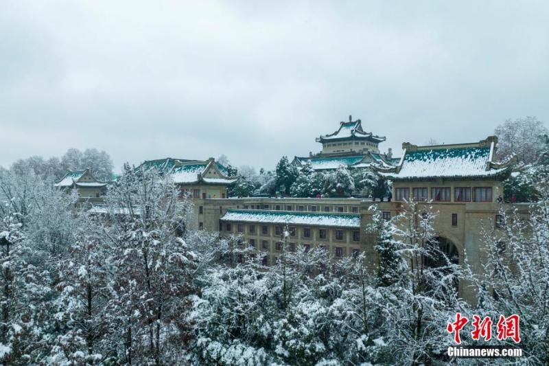 航拍|航拍武汉大学雪景：青瓦白雪相映成画