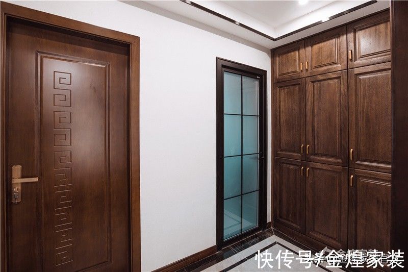 奢华感|139㎡新中式装修,让客厅怦然心动,沉稳大气又别具韵味