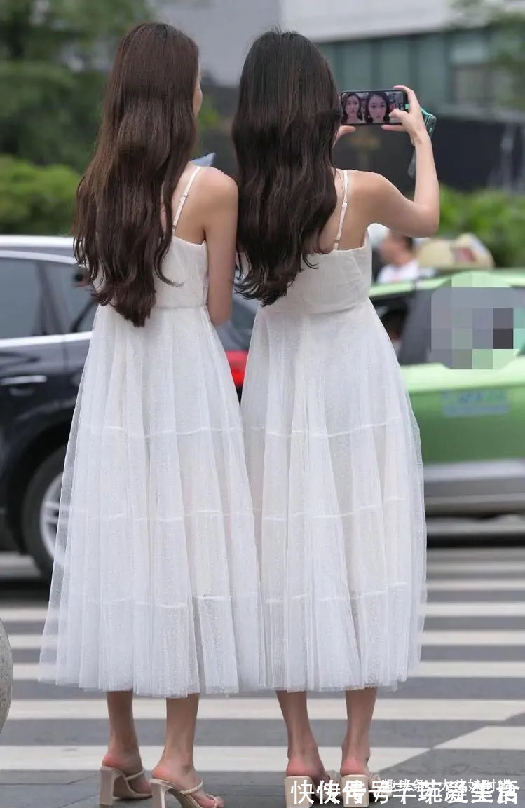 连衣裙|闺蜜装穿出一对姐妹花，白色薄纱连衣裙搭配高跟鞋，回头率极高