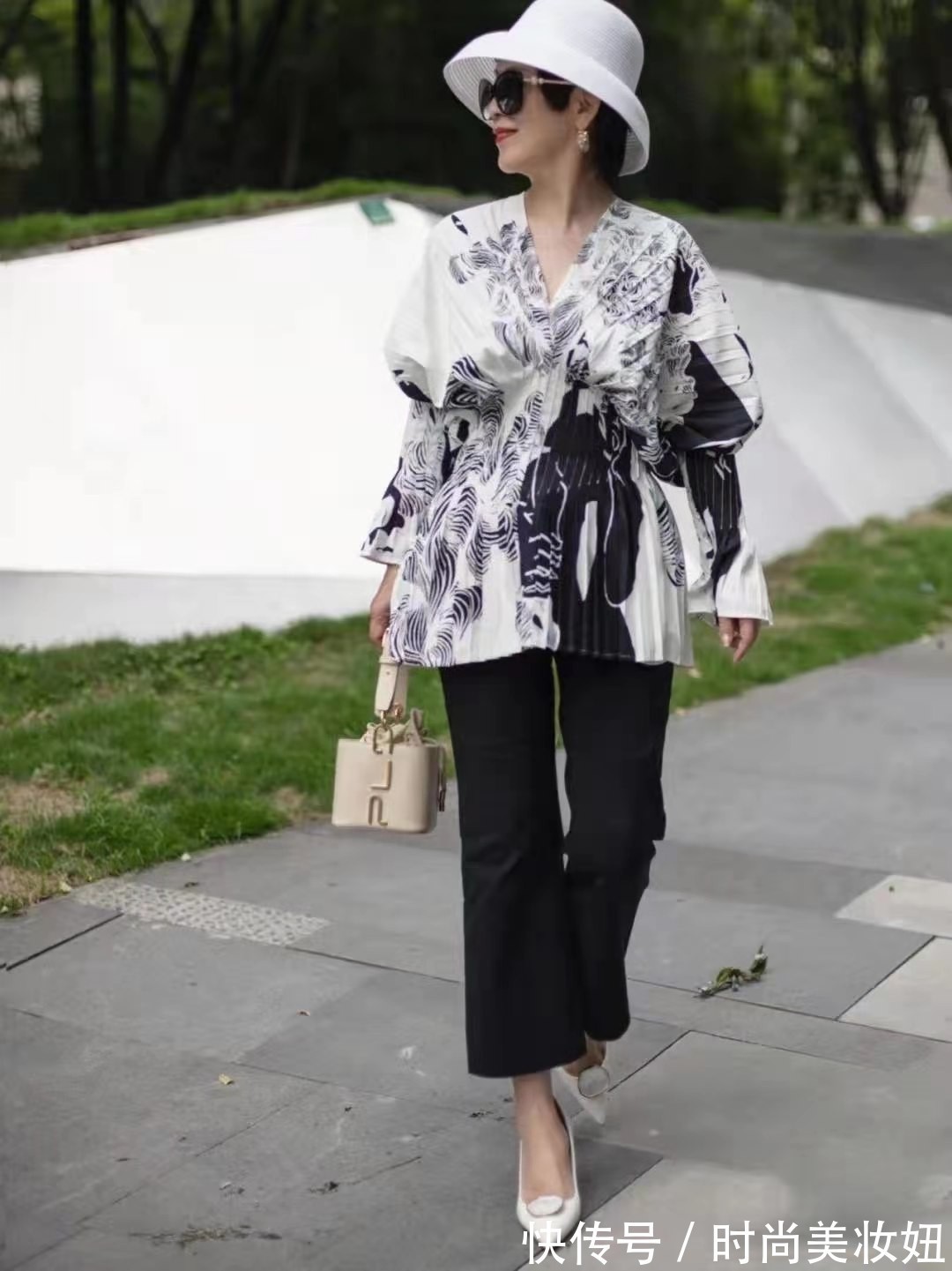 高领|五六十岁的女人,尽量别穿连衣裙,多穿“9分裤”,洋气又减龄