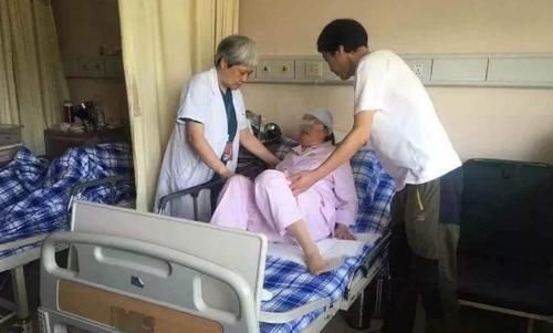 产房|宝妈凌晨生二胎,5岁女儿独自在产房外守候,护士询问后潸然泪下